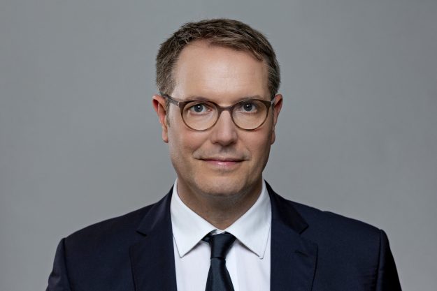 In seiner Keynote auf dem Kongress Digitale Verwaltung Rheinland-Pfalz legte Alexandeer Schweitzer den Fokus unter anderem auf die digitale Arbeitswelt und das Verhältnis zwischen Bürgerinnen und Bürgern und der Verwaltung. Foto: BS/A. Heimann