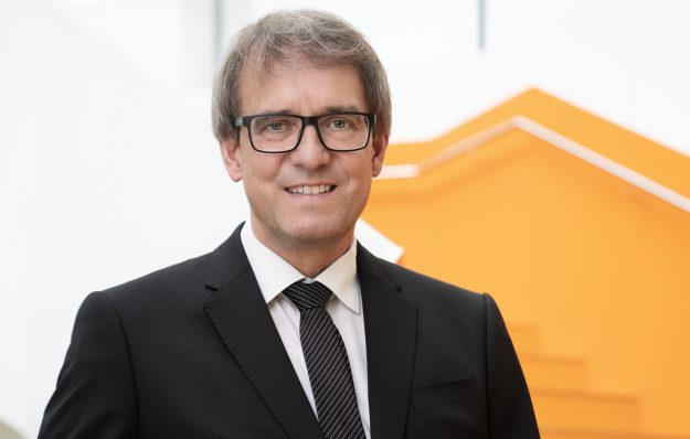 Prof. Dr. Stefan Wolfgang Pickl hat seit Juli 2005 offiziell den Lehrstuhl für Operations-Research am Institut für Theoretische Informatik, Mathematik und Operations-Research der Universität der Bundeswehr München inne. Zuvor war er unter anderem als Projektleiter am Zentrum für angewandte Informatik Köln (ZAIK) tätig und damit hauptverantwortlich für den Bereich „Modellierung, Simulation und Optimierung von Ressourcenkonflikten - Analyse komplexer Systeme“. (Foto: BS/ Universität der Bundeswehr München)